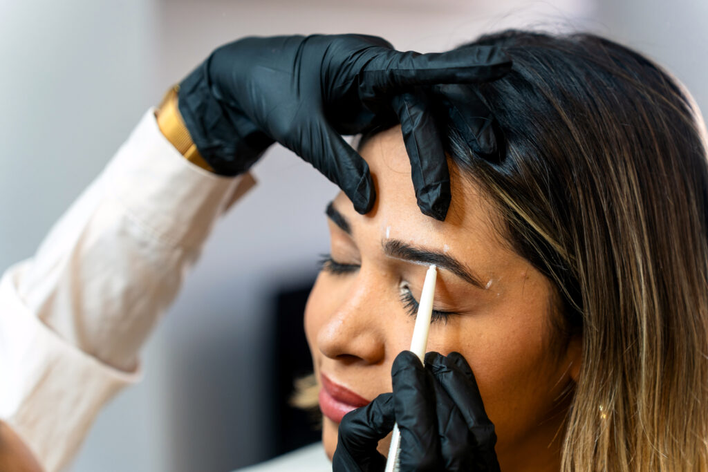 Mujer con la mirada abierta tras un lifting de cejas